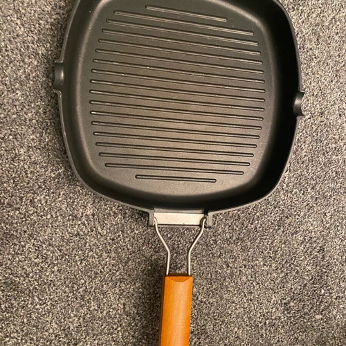 Grill frying pan ridges with adjustable handle used