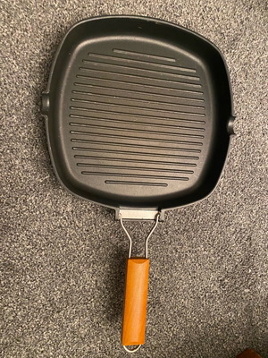 Grill frying pan ridges with adjustable handle used
