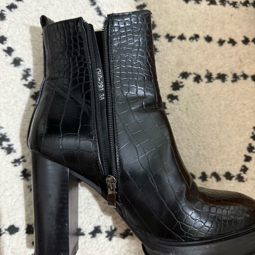 Keep Fred women's ankle boots with heel and crocodile effect like new
