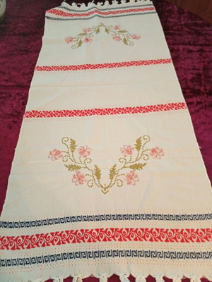 Woven table runner like new with fringes 85x39