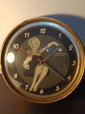 Metal wall clock used, analog, 25 cm diameter