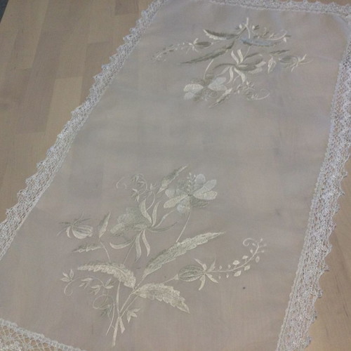 Set of 4 white transparent table linens with machine embroidery and lace new
