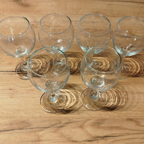 Set of 6 glass wine glasses like new