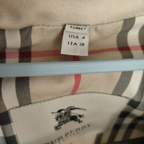 Burberry vintage trench coat like new, beige with gold details