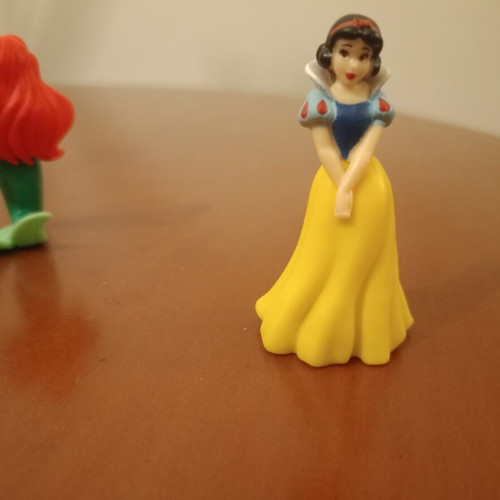 Disney Princess figures Ariel and Snow White set like new
