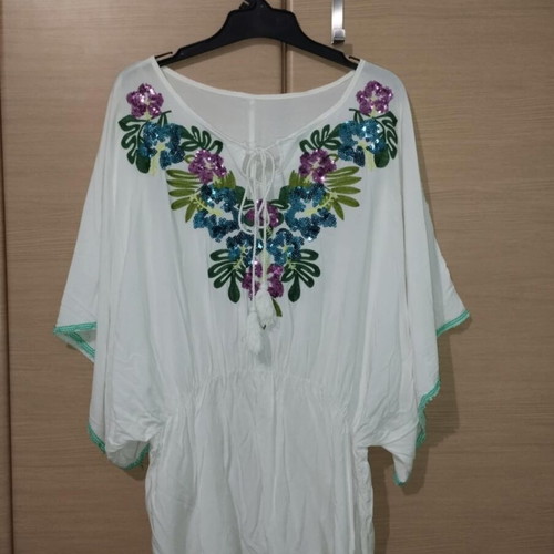 White kaftan with embroidered flowers like new, one size up to XL