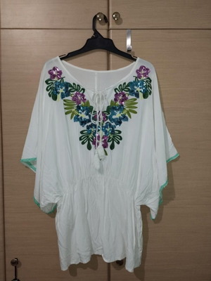 White kaftan with embroidered flowers like new, one size up to XL