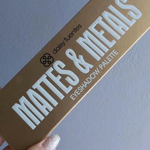 Daisy Fuentes Mattes Metals eyeshadow palette new