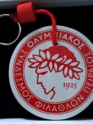 Olympiacos keychain with club symbol