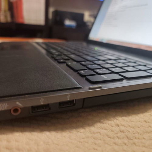 Sony VAIO 16.4" laptop PCG-81112M Intel Core i7 8GB RAM Windows 7