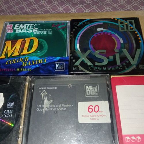 Mini Discs pack of 10, 2 new, 2 with cases, 6 without cases