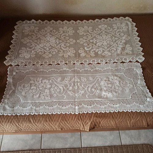 Crochet handcrafts new, 3 doilies and 3 white napkins