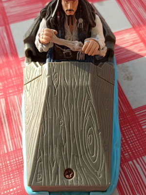 Φέρετρο Jack Sparrow μεταχειρισμένο με φιγούρα πειρατή και κουμπί