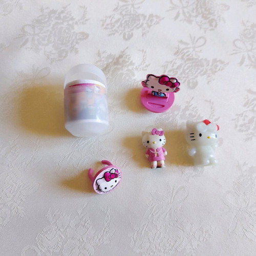 Hello Kitty figures like new, pack with capsules and cards