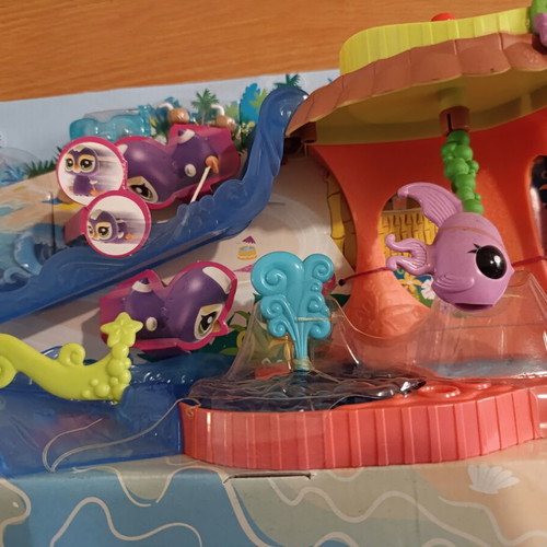 Littlest Pet Shop Walkables Park with Water Slides, new
