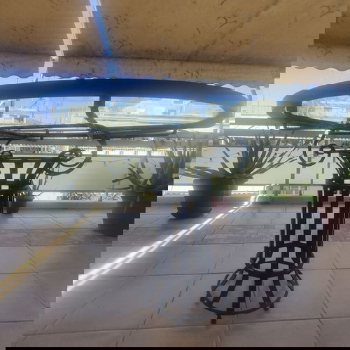 Εξωτερικό τραπέζι βεράντας μεταχειρισμένο, χειροποίητο, στρογγυλή επιφάνεια με τζάμι