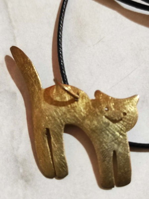 Сребърно котешко медальонче като ново, позлатено с 14-каратово злато