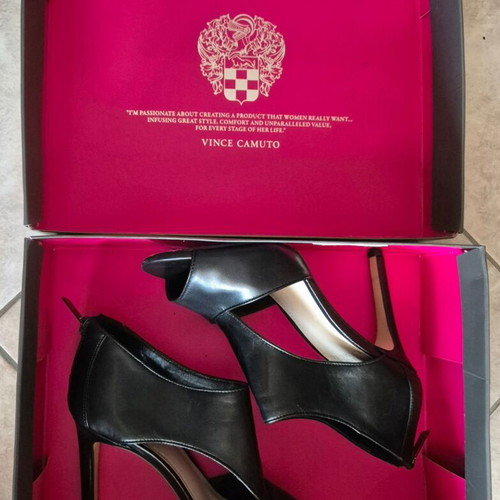 Vince Camuto Peep Toe Sandals like new, size 37, black