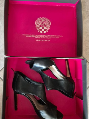 Vince Camuto Peep Toe Sandals like new, size 37, black
