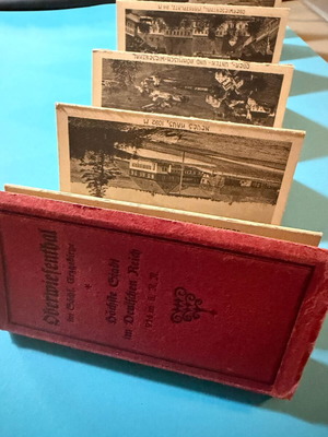 Δύο vintage φωτογραφικά άλμπουμ ακορντεόν με φυσιολογικά σημάδια παλαιότητας