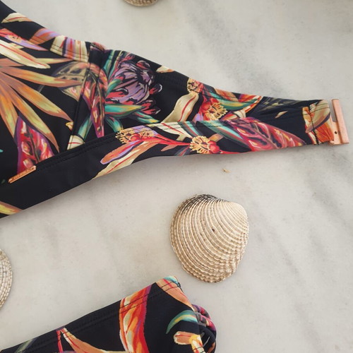 O'neill bikini size 38 like new, multicolor