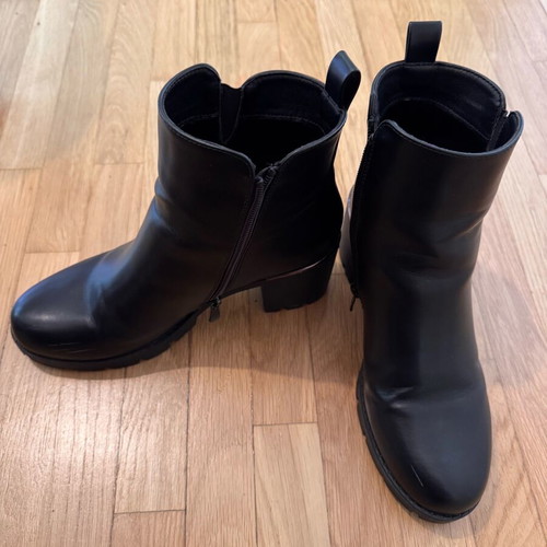 Black ankle boots size 41 like new with heel and zipper