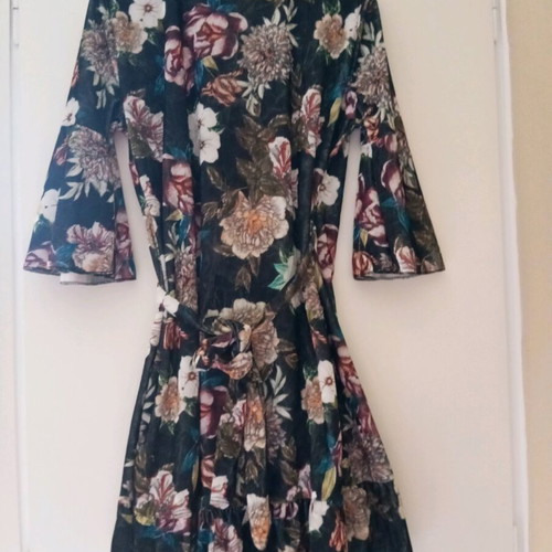 Dress printed with velvety texture wrap style like new, with belt