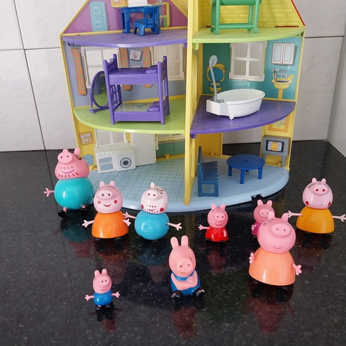 Peppa Pig Playset with House and 9 Figures used