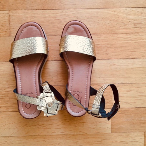 Feng Shoe women's platform sandal gold like new, size 38