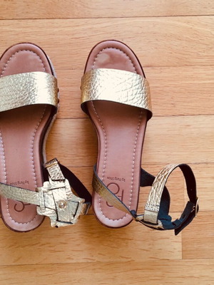 Feng Shoe women's platform sandal gold like new, size 38