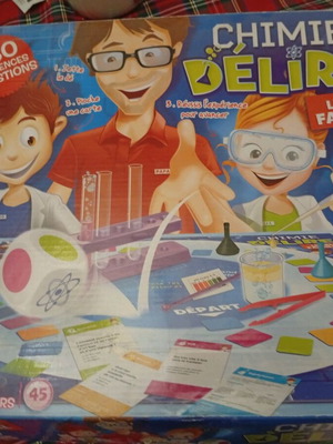 Chimie Delire board game like new with 480 experiments