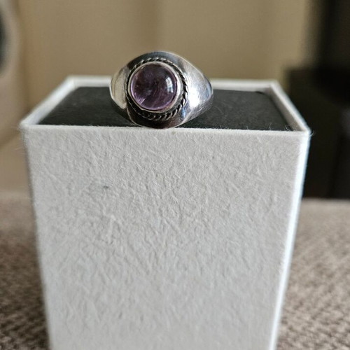 Vintage ring with amethyst like new