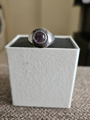 Vintage ring with amethyst like new