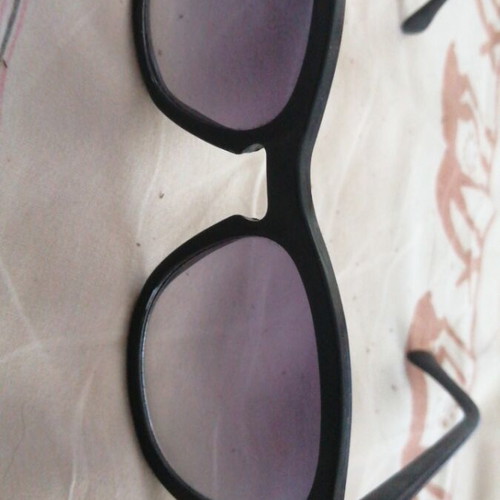 Simple sunglasses, black and white