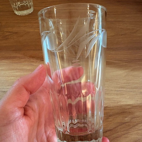 Glass water glasses new, 7 pieces, 2 carved designs