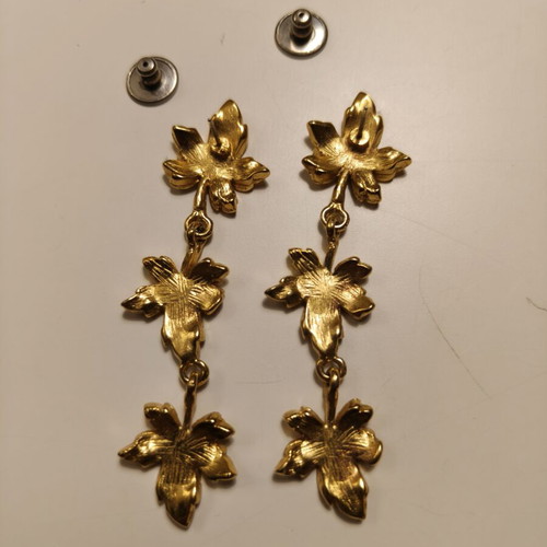 Vintage Monet stud earrings like new, gold tone