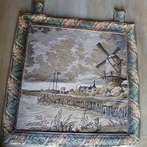 Antique square wall tapestry used with gift antique lamps
