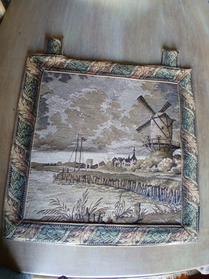 Antique square wall tapestry used with gift antique lamps