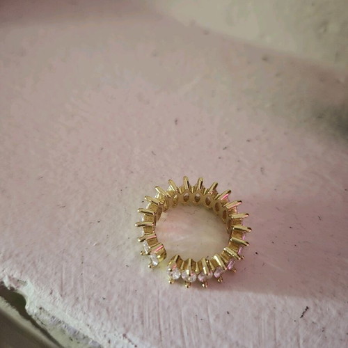 Ring like new with adjustable size and zircon gold color