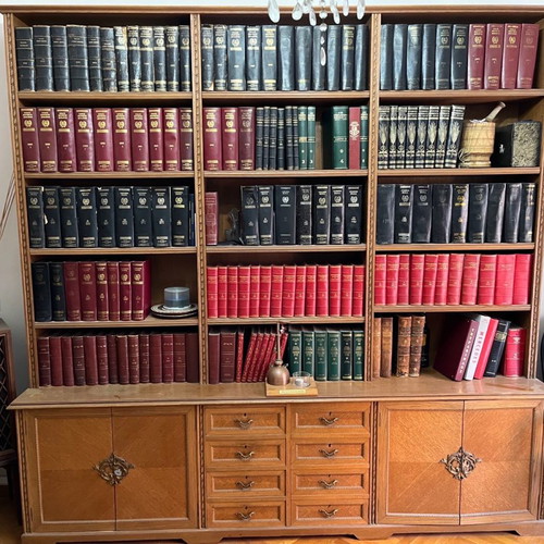 Wooden bookshelf used in very good condition
