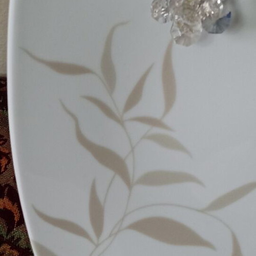 Porcelain decorative plate new with metal base and crystals