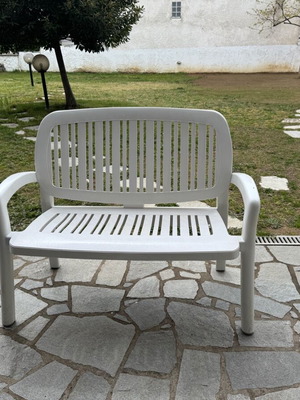 2 πλαστικοί καναπέδες αυλής 28 ευρώ.