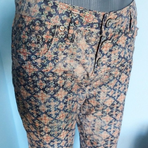 Please jeans used with floral print and leather emblem