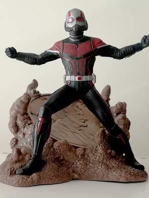 Ant-Man PVC Diorama Diamond Select like new