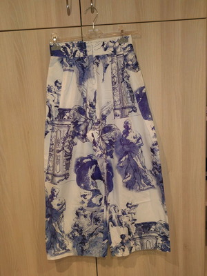Milkwhite set like new, white and blue, small pants, medium top