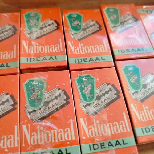 Box with 10 used sealed NATIONAAL IDEAAL razor blade packs