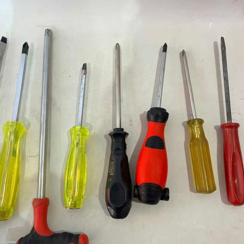 Set of 10 various hand screwdrivers used