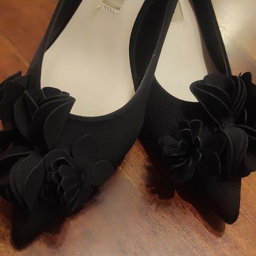 Zara kitten heels black new size 39 with flower detail