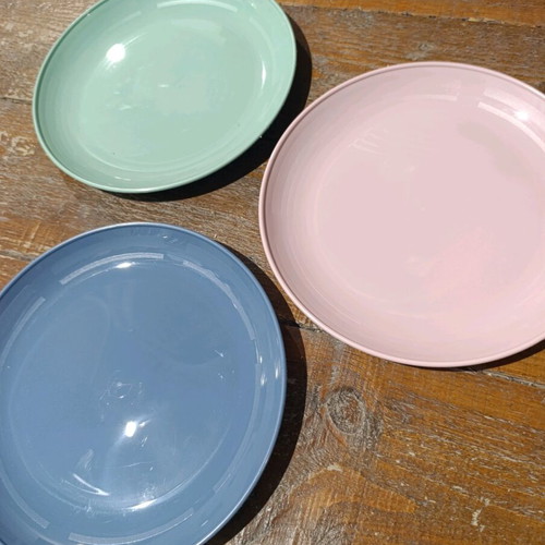 Plastic shallow plates new, set of 3, 20cm diameter