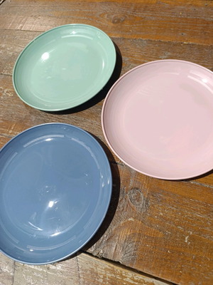 Plastic shallow plates new, set of 3, 20cm diameter